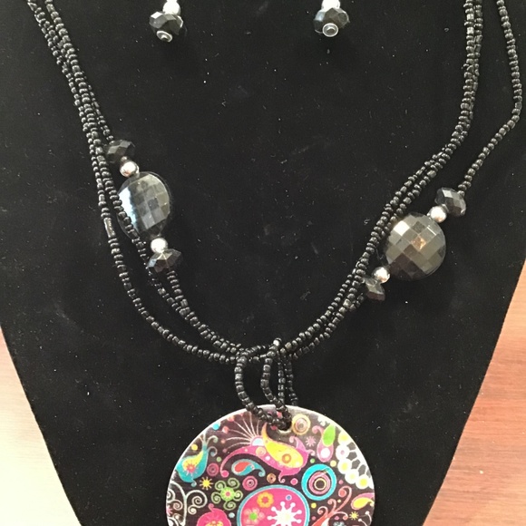 Hand Painted Shell Necklace Set - Picture 2 of 4